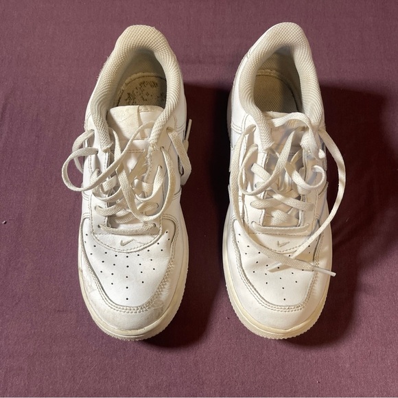 NIKE The Nike Air Force 1 Low LE in Triple White Shoe Sneaker- Size Youth 3 (3Y) - Picture 2 of 8